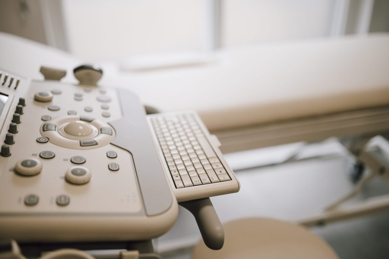 Consolle di un ecografo con tastiera e trackball in un ambulatorio