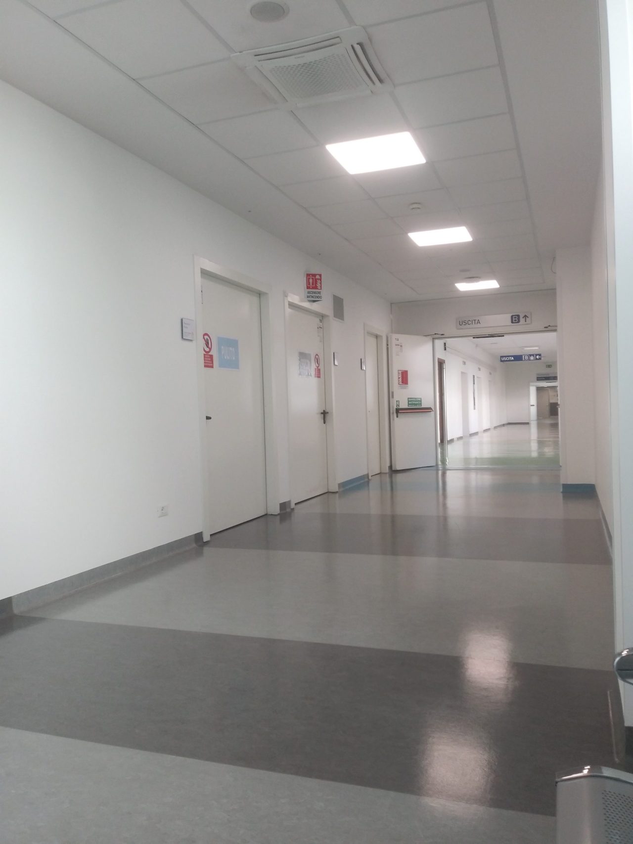 Corridoio dei reparti del Policlinico G.B. Rossi