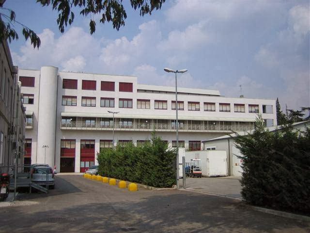 Uno dei corpi di fabbrica del Policlinico G.B. Rossi visto dall'area interna