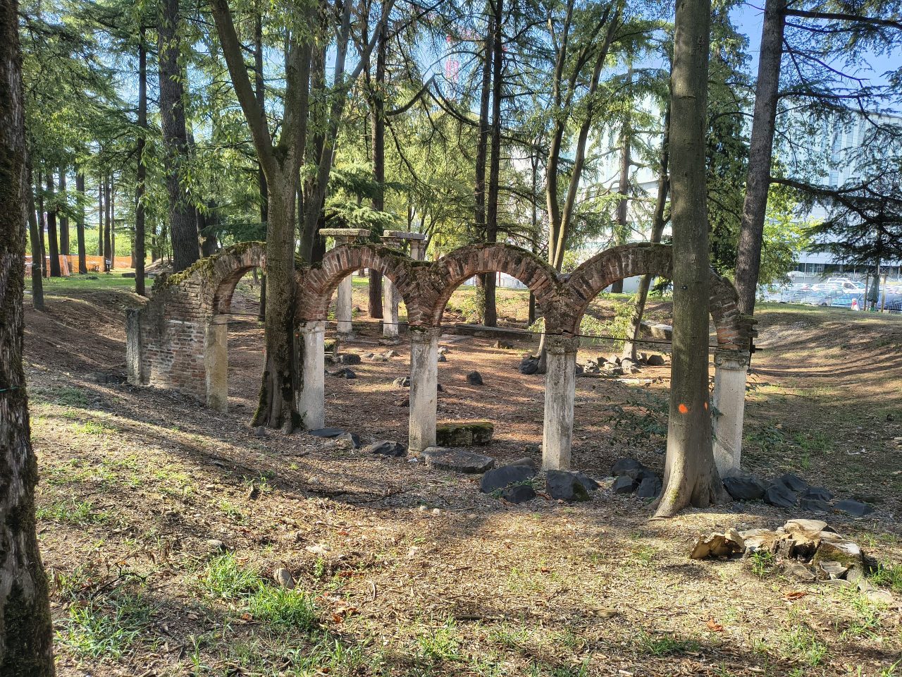 Resti di archi in mattoni nel parco alberato del Policlinico G.B. Rossi di Verona